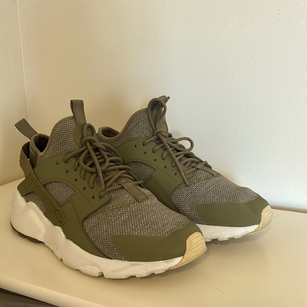 Nike Huaraches size10  in excellent pre-loved condition minimal signs of wear.